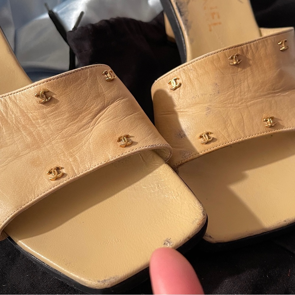 *RARE* CHANEL Beige Leather Slide Sandals with Gold CC Studs - Picture 8 of 9